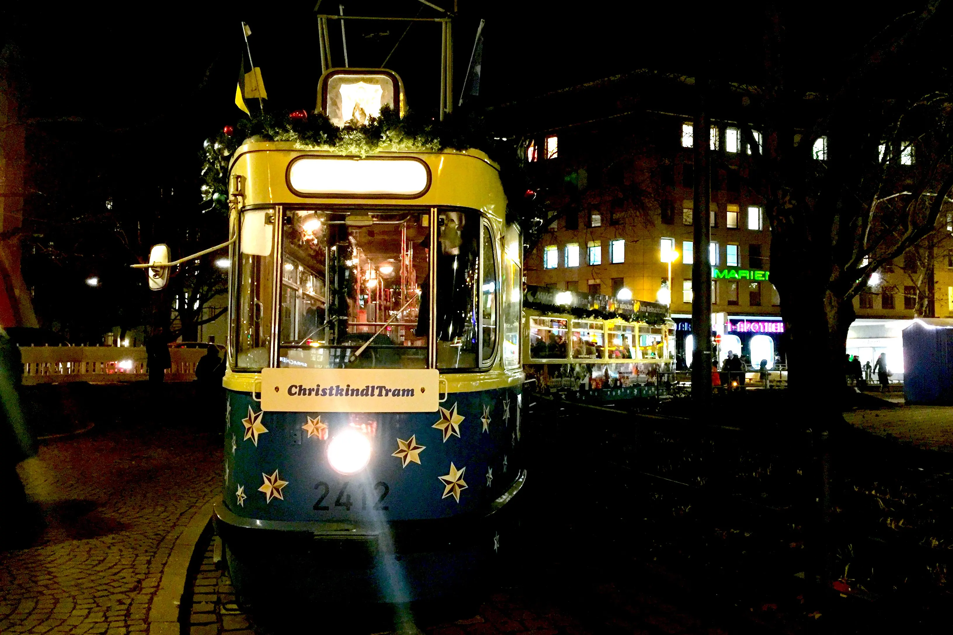 クリスマスの時期だけ旧市街をまわる観光トラム🚋グリューワインを飲みながらクリスマスイルミネーションに彩られたミュンヘン市街を堪能🍷