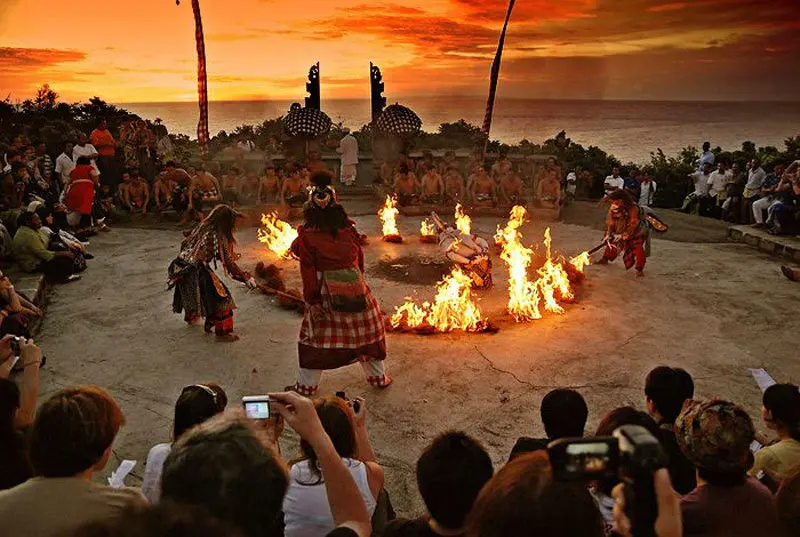 インド洋に沈む美しい夕日を背景に、地響きのような唱和と情熱的な炎が舞う「ケチャダンス」は、まさに五感を揺さぶる圧巻の光景です。聖地ならではの神秘的な熱気と、大自然が織りなす絶景が一体となる瞬間は、バリ島旅行で最も心に刻まれる最高のクライマックス！※ケチャダンスは1部 18:00、2部 19:15のどちらかの鑑賞となります。※天候により夕日が見れない場合がございます。