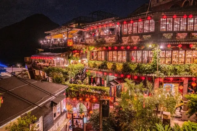 【混載】夜の九份ツアー[遅めの出発で混雑回避]士林夜市で解散OK！たっぷり3時間海悦楼茶坊or古窓レストランのお茶セット付き＜日本語ガイド＞の画像1枚目