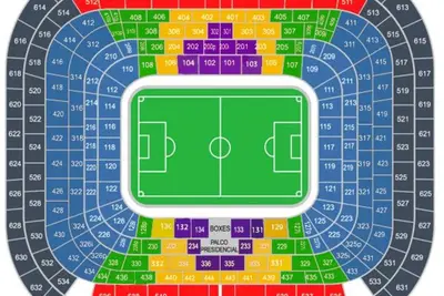 昨今のスペインサッカー人気で日本からのオンランでチケットを獲得するのは至難の技です。現地にいるからこそ、クラブ会員の年間メンバーチケットを確実に手配できるのが魅力です。
スタジアムで生のサッカの画像1枚目